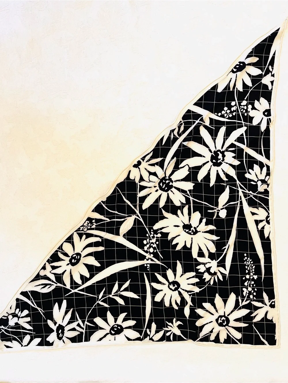 Whimsigoth 1960s triangle head kerchief scarf - black & white daisy rolled hem